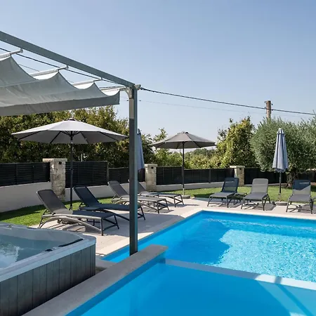 Manu Villa
