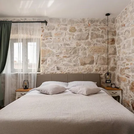 Manu Villa *