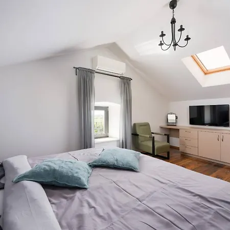 Manu Villa