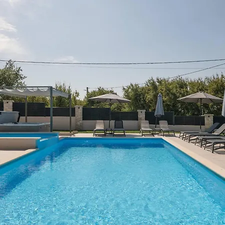 Manu Villa *